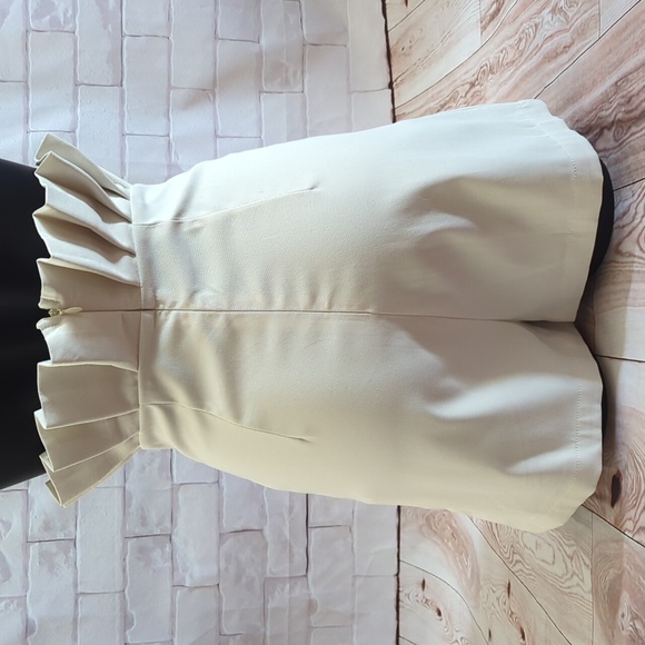 Commense Cream Ruffle Shorts - Picture 2 of 10